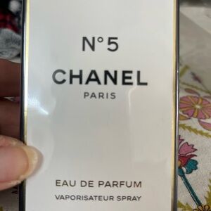 CHANEL N°5 Eau de Parfum in Classic Black and White
